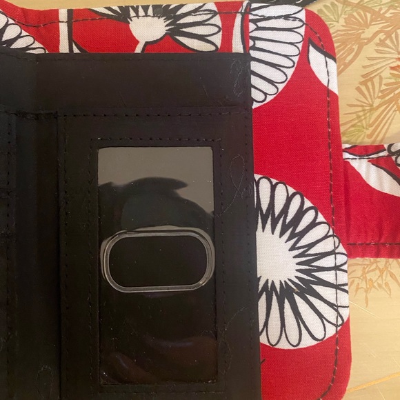 🎈🎈S O L D 🎈🎈👍👍 Vera Bradley Floral Red Black and White Quilted Wallet - Picture 8 of 12